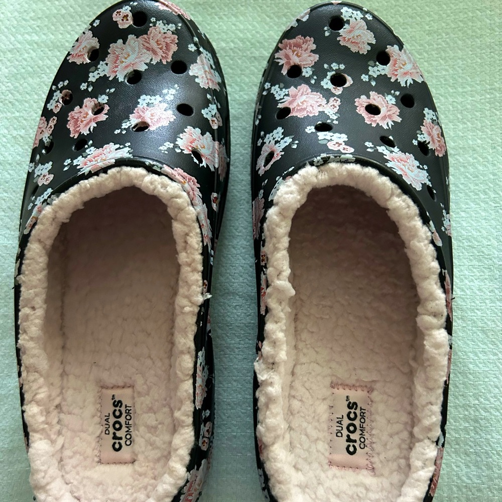 CROCS Freesail Lined Black Clog, with Pink Floral Print, Size 10, NWT